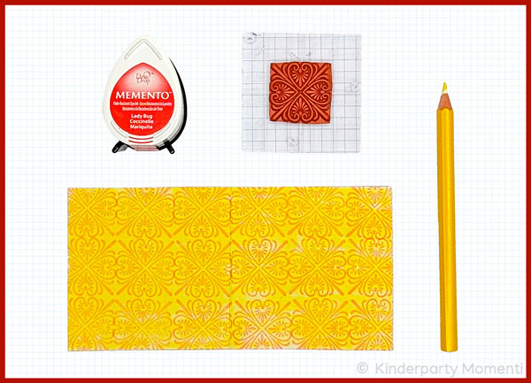 ein Muster-Stempel, ein kleines rotes Stempelkissen, ein gelber Buntstift und ein damit gestaltetes Papier