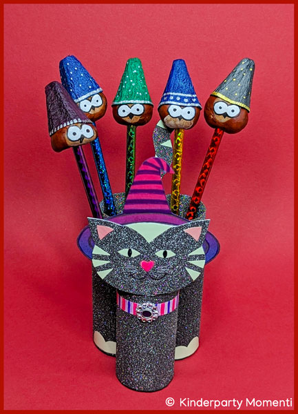 In einem Utensilo in Form einer Katze stehen Bleistifte mit Eulen Pencil Topper