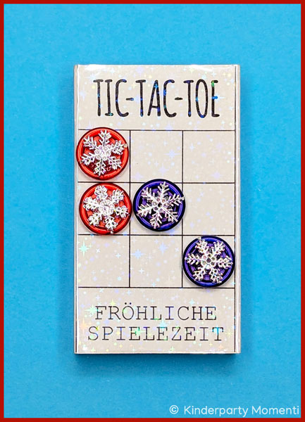 Tic Tac Toe Spiel mit roten und blauen Knöpfen