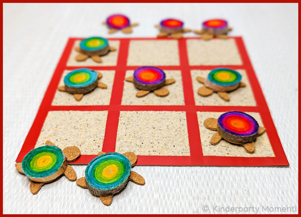 DIY Tic-Tac-Toe Spiel mit kleinen Holzscheiben-Schildkröten als Spielsteine